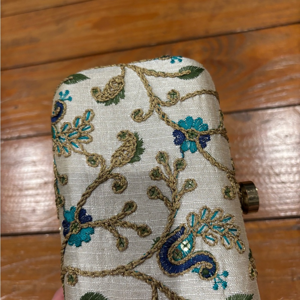 (1001) BEADED CLUTCH - Picture 9 of 10